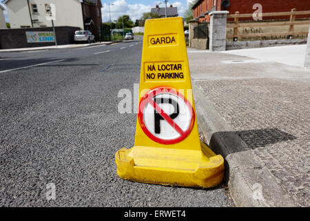 Garda Kegel kein Parkplatz-Verkehr auf einer Straße in Irland Klone Grafschaft monaghan Stockfoto