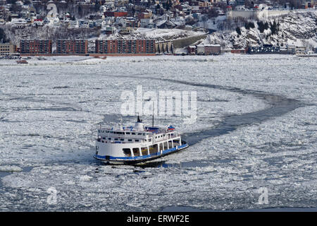 Die Quebec-Levis Überfahrt mit Eis bedeckt St Lawrence Stockfoto