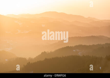 Gebirge bei Sonnenuntergang, Schwarzwald, Deutschland Stockfoto