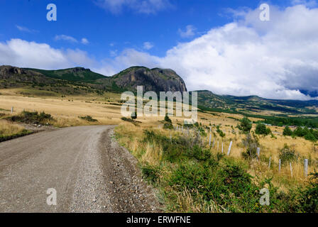 Carretera Austral mit schönen bewölkten Naturlandschaft in Patagonien, Chile Stockfoto