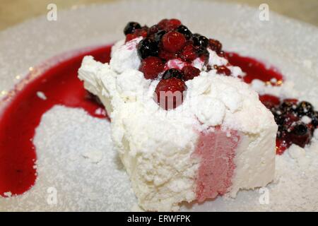 Baiser Torte mit Beeren Stockfoto