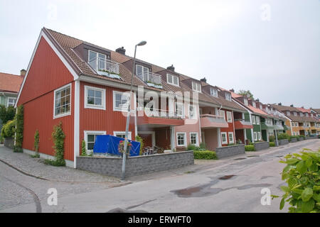 FALKENBERG, Schweden - 6. Juni 2015: Rote Stadt Wohnhäuser durch Atran Fluß am 6. Juni 2015 in Falkenberg, Schweden. Stockfoto