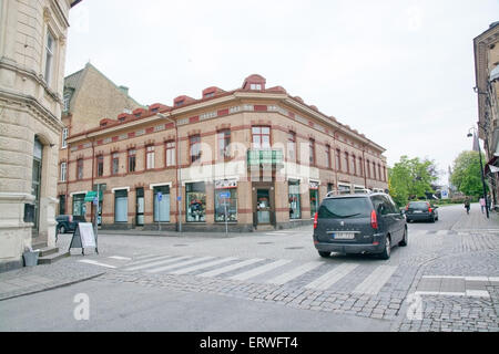 FALKENBERG, Schweden - 6. Juni 2015: Stadtansicht mit Straße, Auto und alten Gebäuden am 6. Juni 2015 in Falkenberg, Schweden. Stockfoto