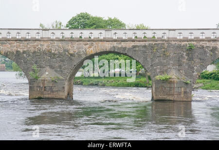 FALKENBERG, Schweden - 6. Juni 2015: Alte Maut Steinbrücke am 6. Juni 2015 in Falkenberg, Schweden. Stockfoto