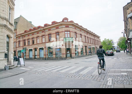 FALKENBERG, Schweden - 6. Juni 2015: Stadtansicht mit Straße, Fahrrad und alten Gebäuden am 6. Juni 2015 in Falkenberg, Schweden. Stockfoto