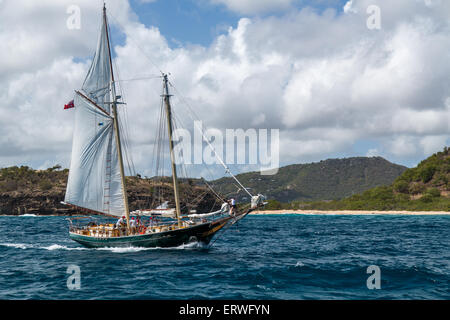 Klassische Yacht in der Nähe von Windward Bay Beach, Falmouth Harbour, Antigua Stockfoto