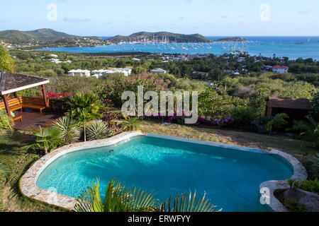 Pool und Blick über Falmouth Harbour, Antigua Stockfoto