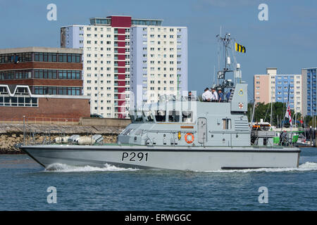 HMS Puncher (P291) Abfahrt Portsmouth. Stockfoto