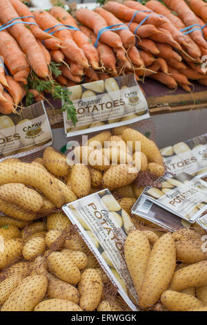 Bio-Karotten und Säcke Kartoffeln am Ferry Building Wochenmarkt in San Francisco. Stockfoto