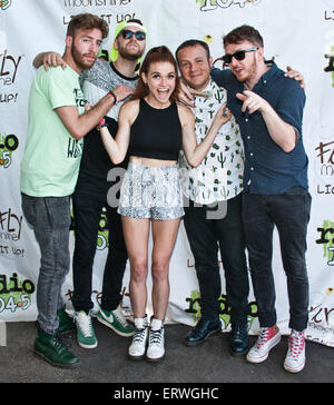 Philadelphia, Pennsylvania, USA. 7. Juni 2015. MisterWives Pose bei Radio 104,5 Sommer Block Party am Festival Pier am 7. Juni 2015 in Philadelphia, Pennsylvania, Vereinigte Staaten von Amerika. Bildnachweis: Paul Froggatt/Alamy Live-Nachrichten Stockfoto