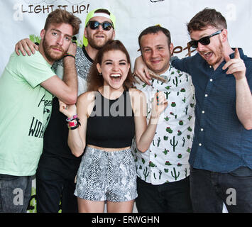 Philadelphia, Pennsylvania, USA. 7. Juni 2015. MisterWives Pose bei Radio 104,5 Sommer Block Party am Festival Pier am 7. Juni 2015 in Philadelphia, Pennsylvania, Vereinigte Staaten von Amerika. Bildnachweis: Paul Froggatt/Alamy Live-Nachrichten Stockfoto