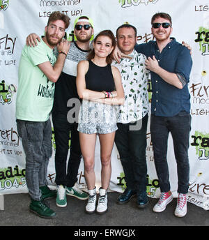 Philadelphia, Pennsylvania, USA. 7. Juni 2015. MisterWives Pose bei Radio 104,5 Sommer Block Party am Festival Pier am 7. Juni 2015 in Philadelphia, Pennsylvania, Vereinigte Staaten von Amerika. Bildnachweis: Paul Froggatt/Alamy Live-Nachrichten Stockfoto