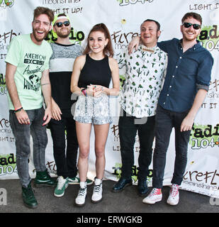 Philadelphia, Pennsylvania, USA. 7. Juni 2015. MisterWives Pose bei Radio 104,5 Sommer Block Party am Festival Pier am 7. Juni 2015 in Philadelphia, Pennsylvania, Vereinigte Staaten von Amerika. Bildnachweis: Paul Froggatt/Alamy Live-Nachrichten Stockfoto