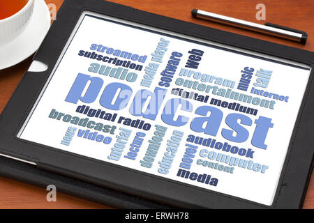 Podcast-Wortwolke auf digitale Tablett mit einer Tasse Kaffee - Internet-Radio-Konzept Stockfoto