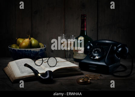 Stillleben - 1930 / 40er / 50er Jahre Telefon, buchen, Rohr, Tasche, Uhr, Brille, Buch und Weinbrand Stockfoto