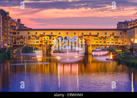 Arno und Ponte Vecchio bei Sonnenuntergang, Florenz, Italien Stockfoto