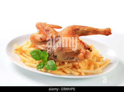 Knusprige Haut Brathähnchen mit Pommes frites Stockfoto