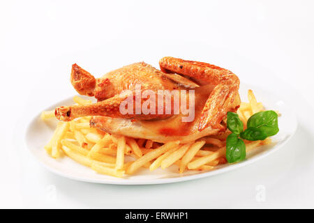 Knusprige Haut Brathähnchen mit Pommes frites Stockfoto