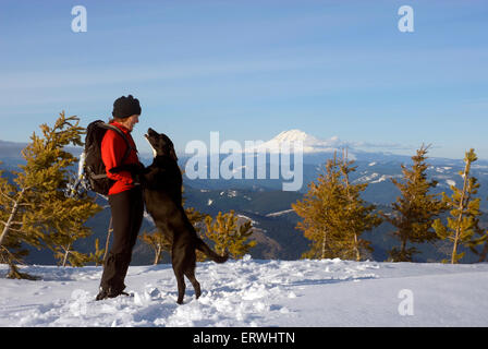 Frau und Hund freuen sich über den schönen Sonnenschein und Blick über den Columbia River Gorge, Oregon Stockfoto