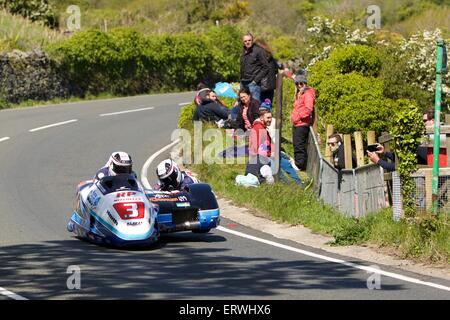 Douglas, Isle of man. 8. Juni 2015. 2015 Isle Of Man TT Races. Ben Birchall und Tom Birchall in Aktion während der TT Sidecar-Rennen. Bildnachweis: Action Plus Sport Bilder/Alamy Live News Stockfoto