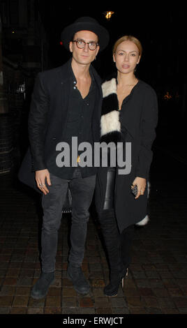 Promis bei Chiltern Firehouse Restaurant Marylebone mit: Oliver Proudlock, Emma Louise Connolly wo: London, Vereinigtes Königreich bei: 4. Dezember 2014 Credit: WENN.com Stockfoto