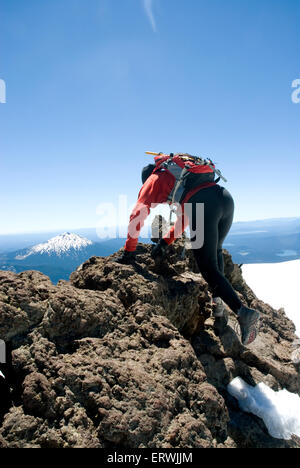 Eine erwachsene Frau erreicht die Spitze der South Sister in Zentral-Oregon Stockfoto