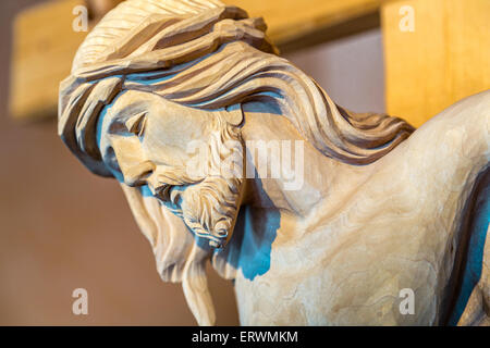 Ein Holz geschnitzte Statue der Kreuzigung von Jesus Christus Stockfoto