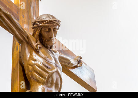 Ein Holz geschnitzte Statue der Kreuzigung von Jesus Christus Stockfoto