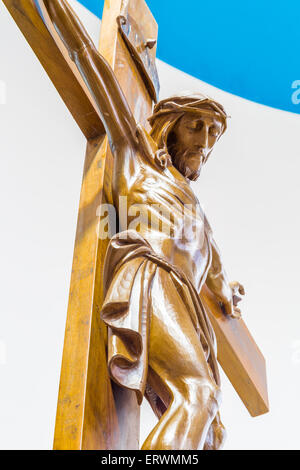 Ein Holz geschnitzte Statue der Kreuzigung von Jesus Christus Stockfoto