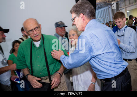 Der ehemalige Gouverneur von Texas und GOP presidential hoffnungsvollen Rick Perry grüßt Fans nach einem Rathaus-Event an Bord der USS Yorktown in Mount Pleasant, South Carolina. Stockfoto