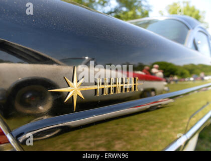 Old Westbury, New York, USA. 7. Juni 2015. Eine schwarze 1956 Lincoln Premiere, im Besitz von John Severino von Merrick, ist auf der 50. jährlichen Frühjahr treffen Auto Show gesponsert von größeren New York Region Antique Automobile Club of America zu sehen. Mehr als 1.000 antiken, klassischen und kundenspezifische Autos nahmen an der beliebten Long Island Oldtimer-Show im historischen Old Westbury Gardens statt. Stockfoto