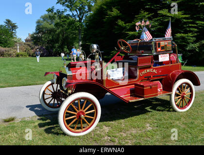 Old Westbury, New York, USA. 7. Juni 2015. Ein roter 1914 Ford Modell T chemische Feuerwehrauto ist der 50. jährliche Spring treffen Auto Show gesponsert von größeren New York Region Antique Automobile Club of America Fitnessstudio. Mehr als 1.000 antiken, klassischen und kundenspezifische Autos nahmen an der beliebten Long Island Oldtimer-Show im historischen Old Westbury Gardens statt. Stockfoto