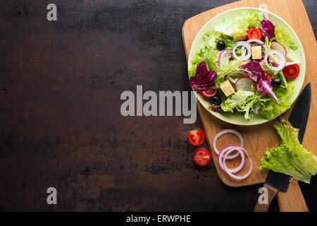 Zutaten von Salat aus frischem Gemüse auf Holz Schneidebrett Stockfoto