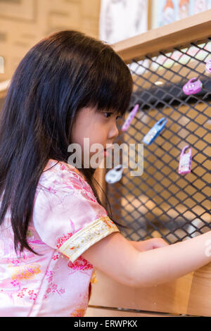 Kinder erkunden Dinge Stockfoto