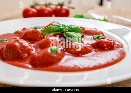 Tomatensauce mit Fleischbällchen in weißer Teller Stockfoto