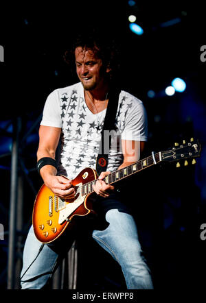 Gitarrist für Cole Swindell beim Carolina Country Music Festival in Myrtle Beach, South Carolina Stockfoto