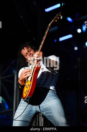 Gitarrist für Cole Swindell beim Carolina Country Music Festival in Myrtle Beach, South Carolina Stockfoto