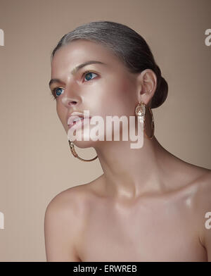 Porträt der umwerfende Frau mit Ohrringen Stockfoto