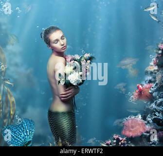 Inspiration. Fantastische Frau mit Blumen in Wasser Stockfoto