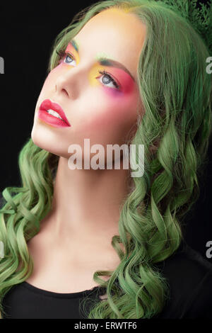 Phantasie. Frau mit gefärbte Haare und ausgefallene kreative Make-up Stockfoto