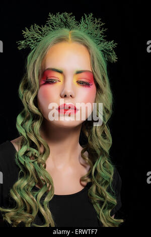 Stilvolle Frau mit gefärbten Haaren und extravagantes Make-up Stockfoto