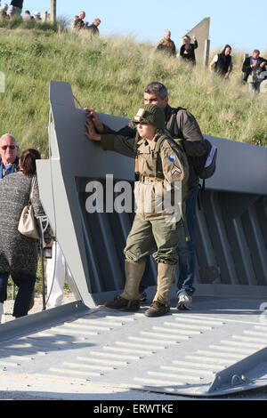 Junge auf mock WWII d-Day Landungsboote, Teil des Displays von Utah Beach. Normandie Frankreich. Stockfoto