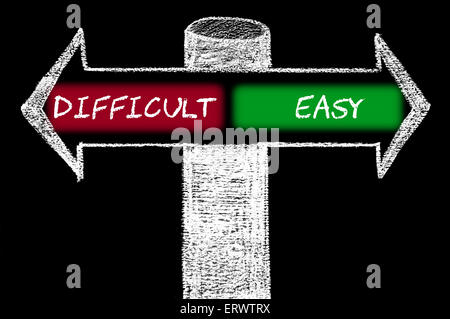 Gegenüber Pfeile mit schwer im Vergleich zu Easy. Handzeichnung mit Kreide auf die Tafel. Andere Wahl Konzeptbild Stockfoto