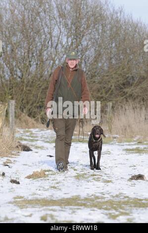 Jäger mit Deutscher Kurzhaariger Vorstehhund Stockfoto