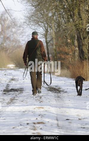 Jäger mit Deutscher Kurzhaariger Vorstehhund Stockfoto