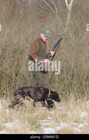 Jäger mit Deutscher Kurzhaariger Vorstehhund Stockfoto