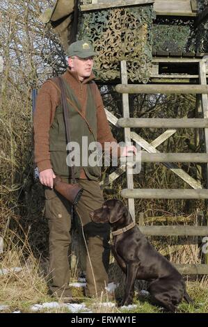 Jäger mit Deutscher Kurzhaariger Vorstehhund Stockfoto