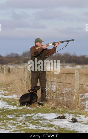 Jäger mit Deutscher Kurzhaariger Vorstehhund Stockfoto