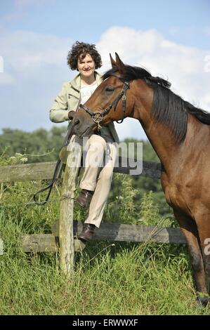 Frau mit Trakehner Stockfoto