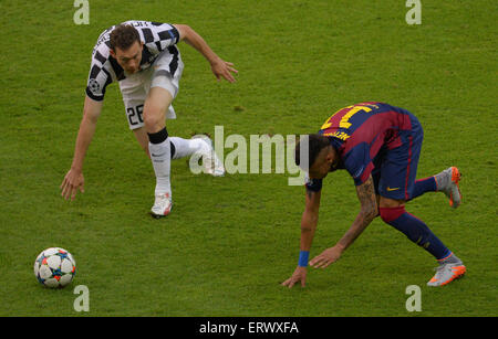 Barcelonas Neymar Jr. (R) und Stephan Lichtsteiner von Juventus Turin wetteifern um die Kugel während der UEFA Champions League Finale Fußballspiel zwischen Juventus FC und dem FC Barcelona im Olympiastadion in Berlin, Deutschland, 6. Juni 2015. Foto: Thomas Eisenhuth/dpa Stockfoto